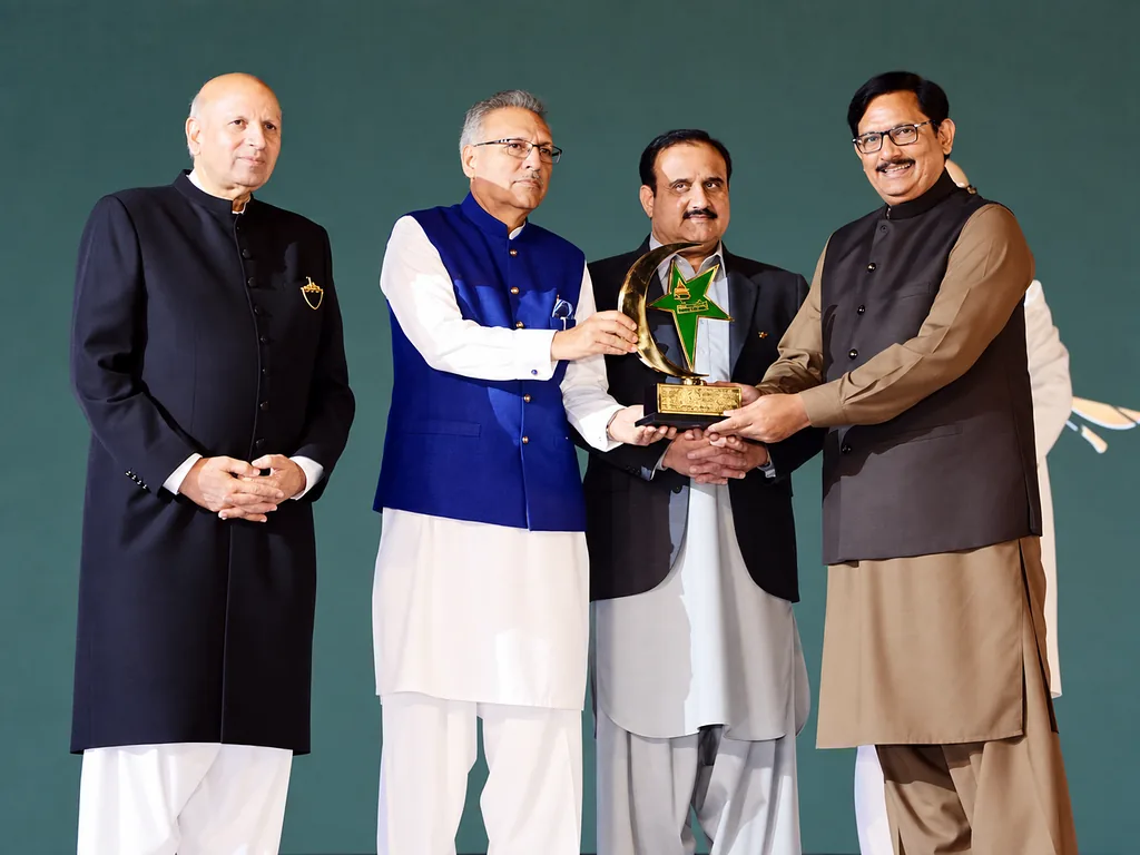 Dr. Arif Alvi, President of Pakistan, presenting the Shan-e-Pakistan award to Chairman Muhammad Yasin